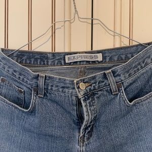 Express jeans worn to that comfortable fit and color. Size 9/10. 3 inch zipper.